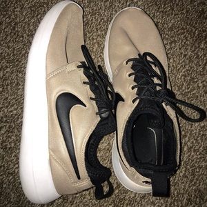 Women’s Nike shoes
